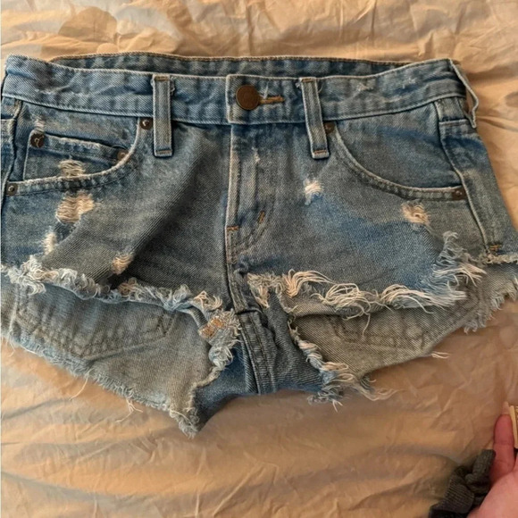 BDG size 24 Light Wash Blue Denim Low Rise Cut-Off Shorts Raw Hem Vintage - Picture 7 of 7